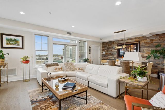 352 Marina Pointe Drive 352, East Rockaway, NY 11518