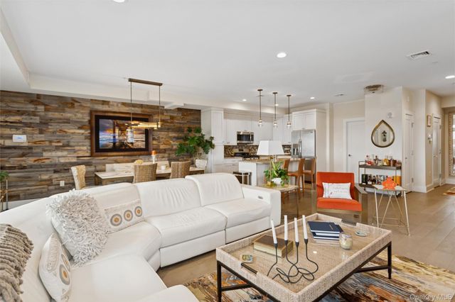 352 Marina Pointe Drive 352, East Rockaway, NY 11518