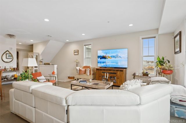 352 Marina Pointe Drive 352, East Rockaway, NY 11518