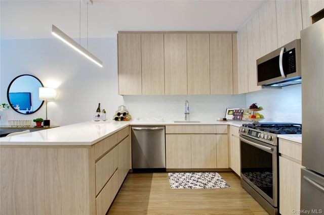 333 Warner Avenue 304, Roslyn, NY 11576