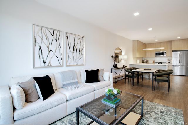 333 Warner Avenue 304, Roslyn, NY 11576