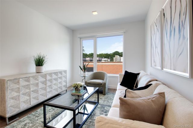 333 Warner Avenue 304, Roslyn, NY 11576