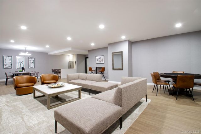 333 Warner Avenue 304, Roslyn, NY 11576