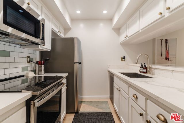 1230 N Sweetzer Avenue 204, West Hollywood, CA 90069