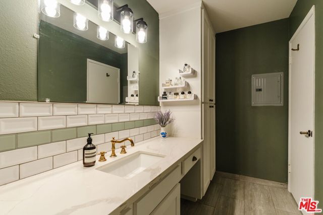 1230 N Sweetzer Avenue 204, West Hollywood, CA 90069