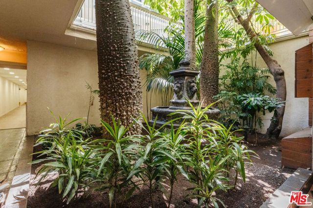 1230 N Sweetzer Avenue 204, West Hollywood, CA 90069