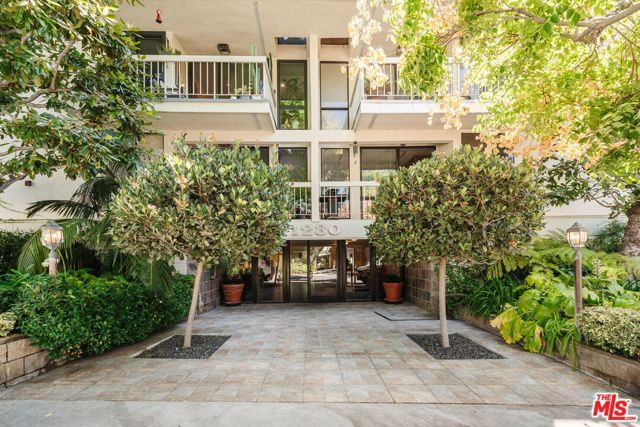 1230 N Sweetzer Avenue 204, West Hollywood, CA 90069