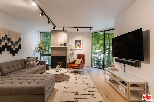 1230 N Sweetzer Avenue 204, West Hollywood, CA 90069