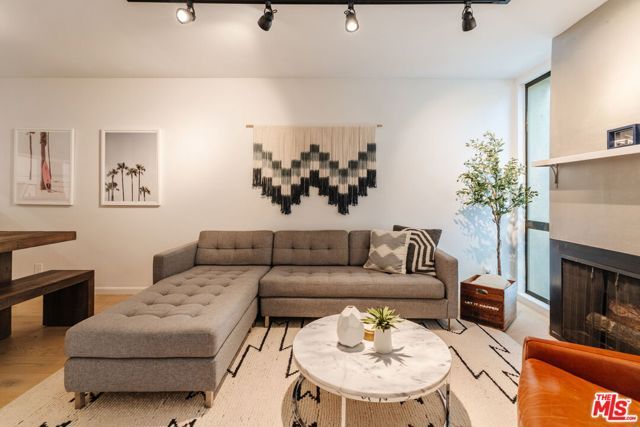 1230 N Sweetzer Avenue 204, West Hollywood, CA 90069