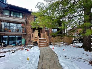 1313 Cass Lane E 302, Westmont, IL 60559