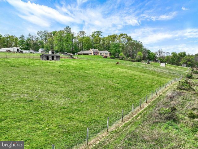 8272 WOODBINE RD, Airville, PA 17302