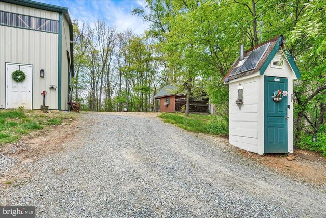 8272 WOODBINE RD, Airville, PA 17302
