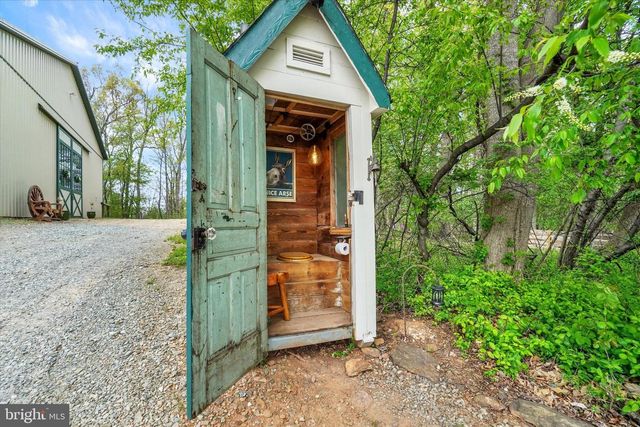 8272 WOODBINE RD, Airville, PA 17302