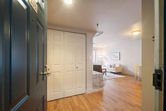 193 Oak St 205E, Newton, MA 02464