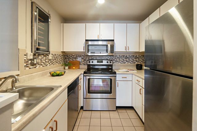 193 Oak St 205E, Newton, MA 02464