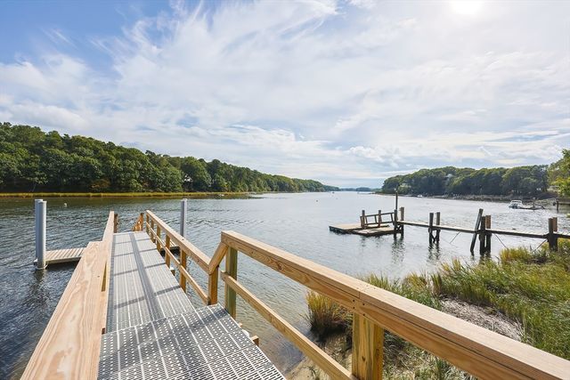 28 Quaker Run, Mashpee, MA 02649