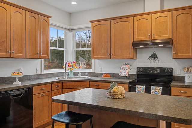 10 Stonebrook Circle, Essex, VT 05452