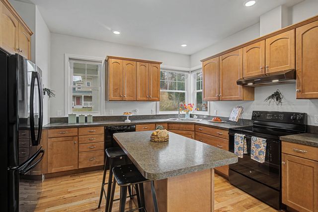 10 Stonebrook Circle, Essex, VT 05452