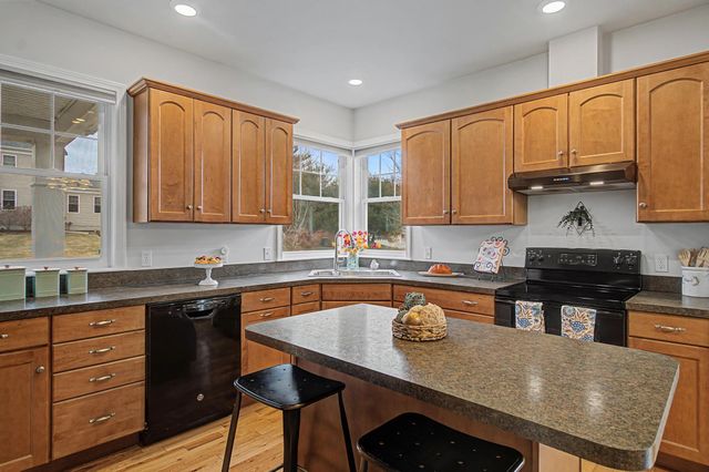 10 Stonebrook Circle, Essex, VT 05452