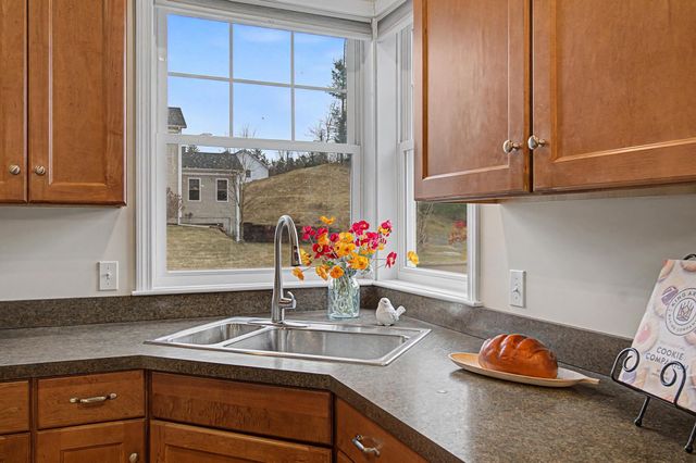 10 Stonebrook Circle, Essex, VT 05452
