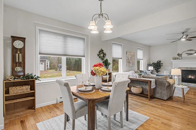 10 Stonebrook Circle, Essex, VT 05452