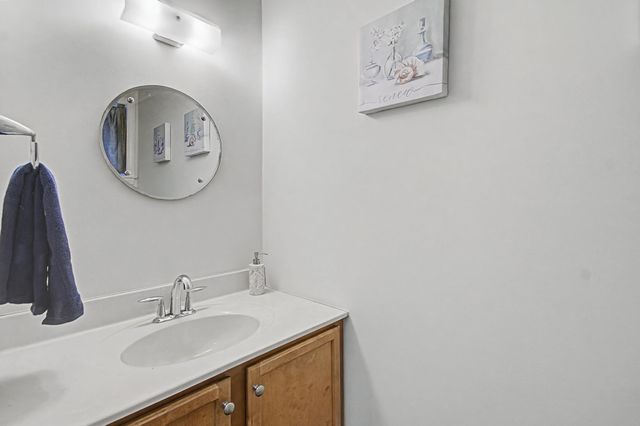 10 Stonebrook Circle, Essex, VT 05452