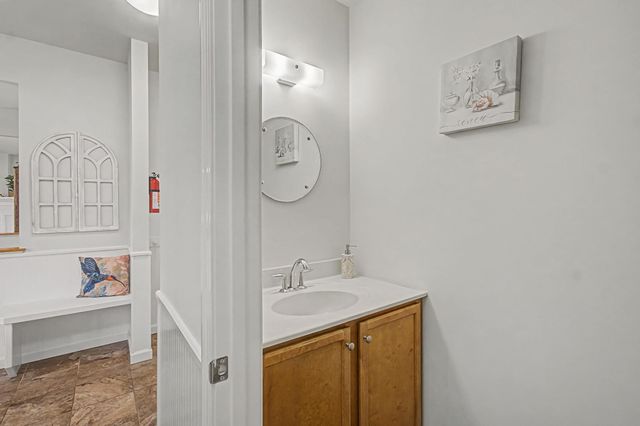 10 Stonebrook Circle, Essex, VT 05452