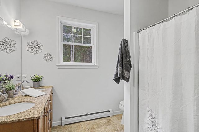 10 Stonebrook Circle, Essex, VT 05452