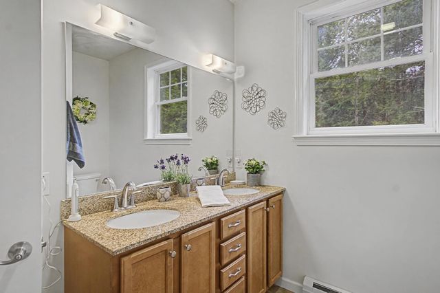 10 Stonebrook Circle, Essex, VT 05452