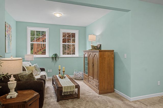 10 Stonebrook Circle, Essex, VT 05452