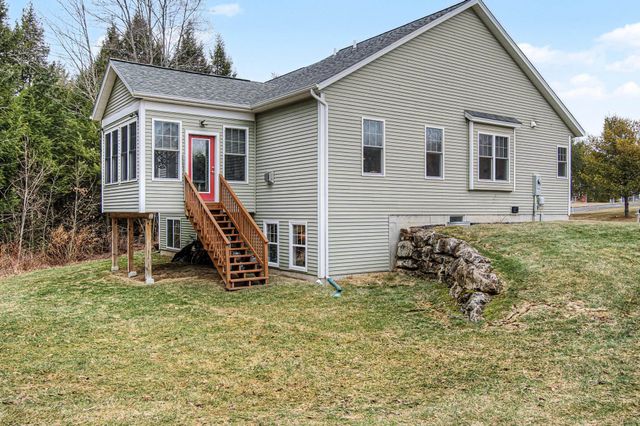10 Stonebrook Circle, Essex, VT 05452