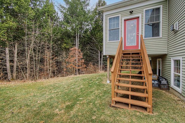 10 Stonebrook Circle, Essex, VT 05452