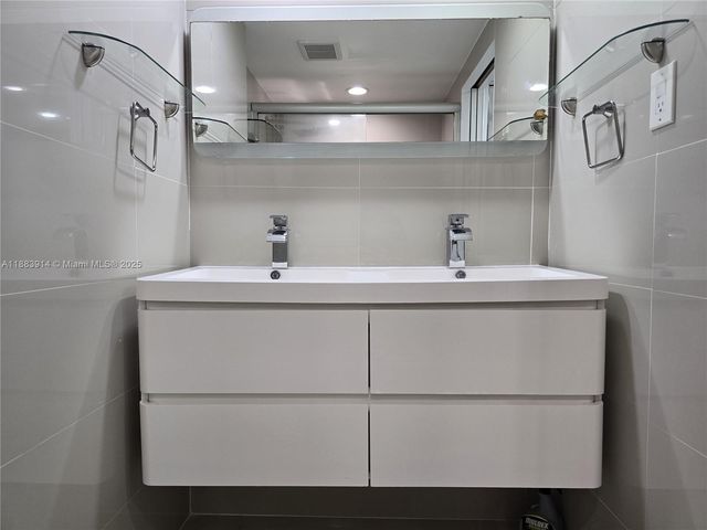 18051 Biscayne Blvd 1204, Aventura, FL 33160