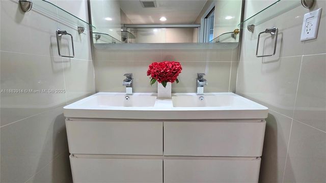 18051 Biscayne Blvd 1204, Aventura, FL 33160