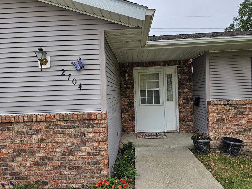 2704 9th Street SW, Willmar, MN 56201 — exterior