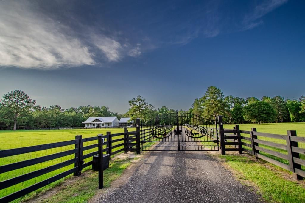 22481 SW COUNTY ROAD 18, Brooker, FL 32622