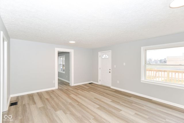 49 Center Street, Whiteland, IN 46184