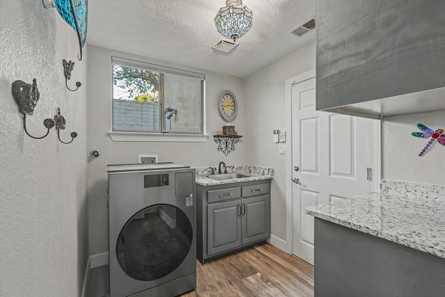 10037 Barrinson NE, Albuquerque, NM 87111