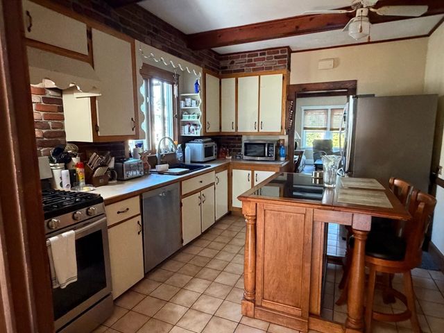 30 Atlas St, Fairhaven, MA 02719