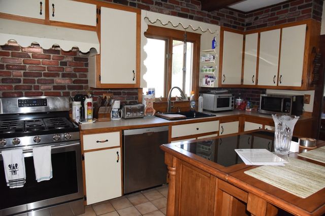 30 Atlas St, Fairhaven, MA 02719