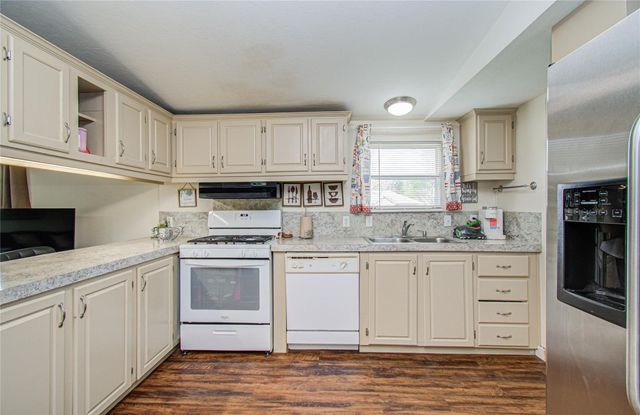 36 W Old Field Drive, Huffman, TX 77336