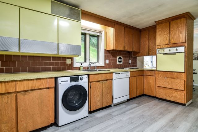 29 Eisenhower Road, Framingham, MA 01701