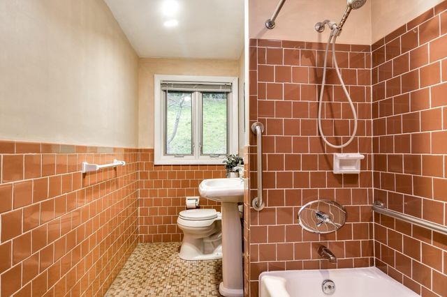 29 Eisenhower Road, Framingham, MA 01701