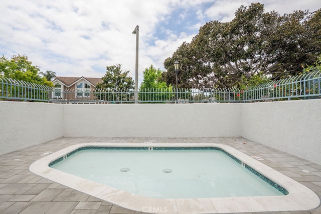 3433 Wimbledon Way, Costa Mesa, CA 92626