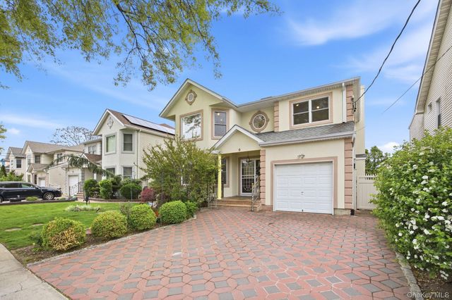 16 6th Avenue, New Hyde Park, NY 11040