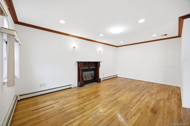 16 6th Avenue, New Hyde Park, NY 11040