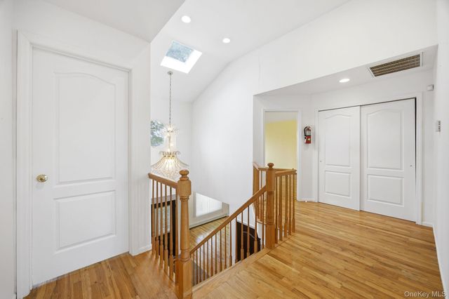 16 6th Avenue, New Hyde Park, NY 11040