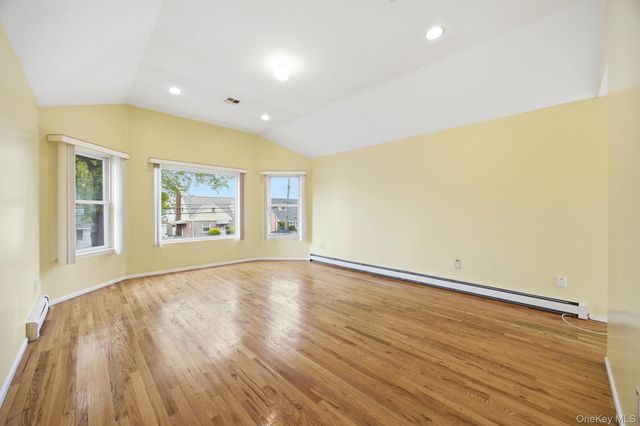 16 6th Avenue, New Hyde Park, NY 11040