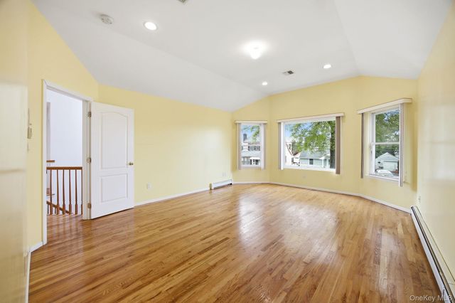 16 6th Avenue, New Hyde Park, NY 11040