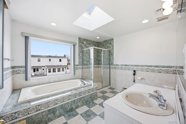 16 6th Avenue, New Hyde Park, NY 11040